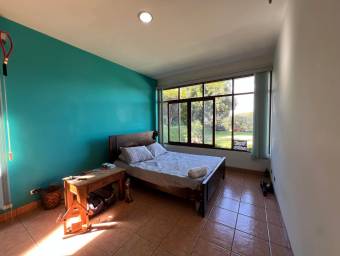 Casa en venta con amplios jardines y excelente ventilación natural en zona céntrica de Escazú #26-12