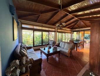 Casa en venta con amplios jardines y excelente ventilación natural en zona céntrica de Escazú #26-12