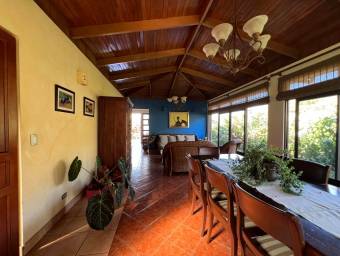 Casa en venta con amplios jardines y excelente ventilación natural en zona céntrica de Escazú #26-12