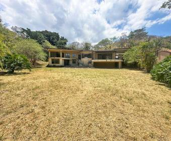 House for sale in Guachipelín de Escazú. Bank-owned property.