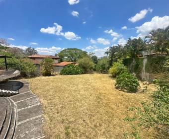 House for sale in Guachipelín de Escazú. Bank-owned property. House for sale in Guachipelín de Escazú. Bank-owned property.