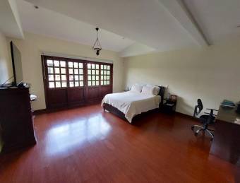 Se vende casa en Santo Domingo Heredia 26-693