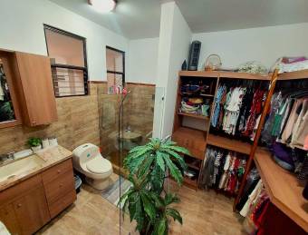 Se vende casa con piscina en Escazú Centro 26-1351 Se vende casa con piscina en Escazú Centro 26-1351