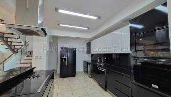 Venta casa moderna en cotizado condominio en Santa Ana Venta casa moderna en cotizado condominio en Santa Ana