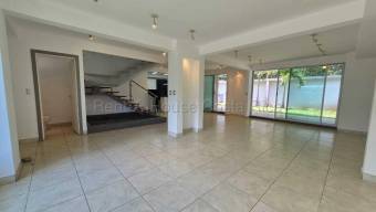 Venta casa moderna en cotizado condominio en Santa Ana Venta casa moderna en cotizado condominio en Santa Ana