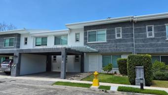 Venta casa moderna en cotizado condominio en Santa Ana