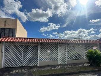 Se vende casa con patio en San Francisco de Dos Ríos San José 26-1213