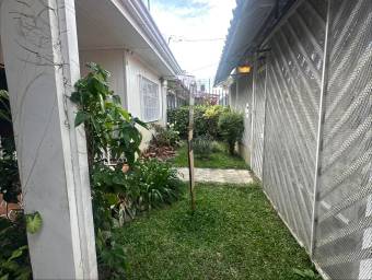 Se vende casa con patio en San Francisco de Dos Ríos San José 26-1213