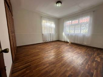 Se vende casa con patio en San Francisco de Dos Ríos San José 26-1213