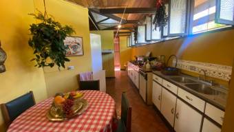 Se vende casa esquinera en Zapote San José 25-436