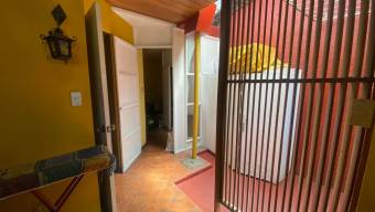 Se vende casa esquinera en Zapote San José 25-436