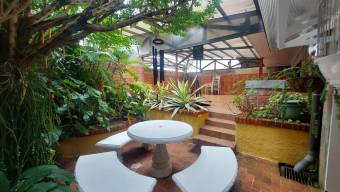 Se vende casa con patio en Goicoechea San José 26-1668