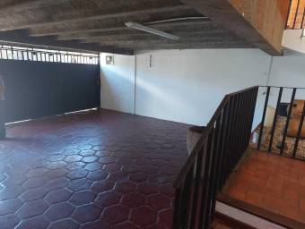 Se vende casa con patio en Goicoechea San José 26-1668