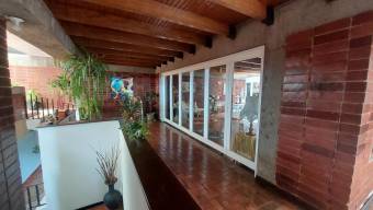 Se vende casa con patio en Goicoechea San José 26-1668