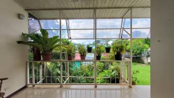 Se vende casa con patio en Montes de Oca San José 26-238