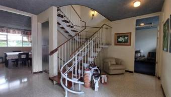 Se vende casa con patio en Montes de Oca San José 26-238