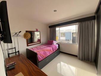 Casa en venta de dos niveles con amplio patio ideal para la familia #24-119 GS