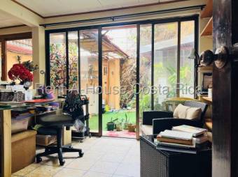 Casa en venta en Heredia, Ulloa - Residencial con seguridad.