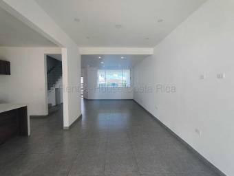 Casa contemporánea de 2 niveles con acabados de lujo, balcón y cocina moderna #26-1686 GS