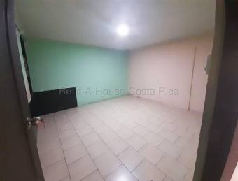 Amplia casa de 1 nivel con 4 habitaciones, patio techado y parqueo para 2 vehículos #26-1694 GS