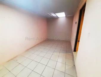 Amplia casa de 1 nivel con 4 habitaciones, patio techado y parqueo para 2 vehículos #26-1694 GS