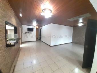 Amplia casa de 1 nivel con 4 habitaciones, patio techado y parqueo para 2 vehículos #26-1694 GS