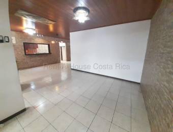 Amplia casa de 1 nivel con 4 habitaciones, patio techado y parqueo para 2 vehículos #26-1694 GS