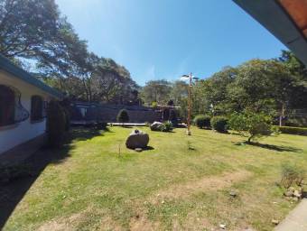 Venta amplia propiedad con casa y apartamento en Santa Ana Oportunidad