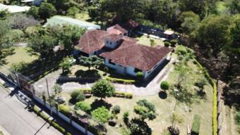 Venta amplia propiedad con casa y apartamento en Santa Ana Oportunidad