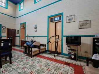 Casa amplia con gran potencial en zona estratégica y céntrica #26-1718 GS