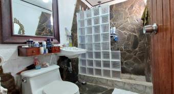 Amplia casa de varios niveles con espacios funcionales y 5 dormitorios ideal para familia #26-1697 G