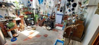 Amplia casa de varios niveles con espacios funcionales y 5 dormitorios ideal para familia #26-1697 G