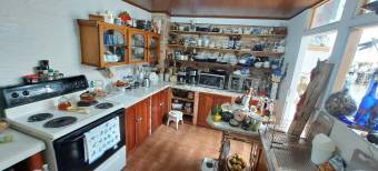 Amplia casa de varios niveles con espacios funcionales y 5 dormitorios ideal para familia #26-1697 G