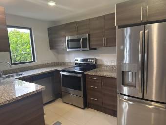 Moderno apartamento con balcón, A/C, línea blanca y amenidades en condominio #26-1696 GS