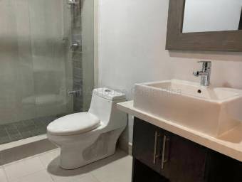 Moderno apartamento con balcón, A/C, línea blanca y amenidades en condominio #26-1696 GS