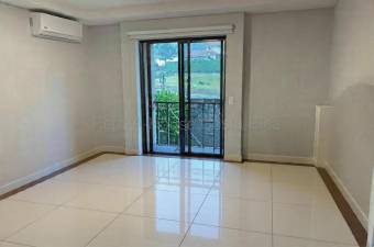 Moderno apartamento con balcón, A/C, línea blanca y amenidades en condominio #26-1696 GS