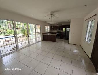 Propiedad encantadora en Surfside, a solo 800 metros de la costa.