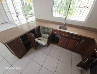 Propiedad encantadora en Surfside, a solo 800 metros de la costa.