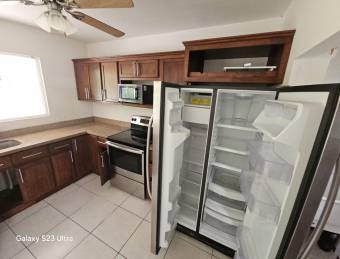 Propiedad encantadora en Surfside, a solo 800 metros de la costa.