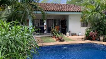 Propiedad encantadora en Surfside, a solo 800 metros de la costa.