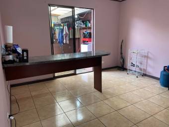 Se vende casa con patio en Goicoechea San José 26-726