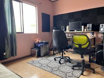 Se vende casa con patio en Goicoechea San José 26-726