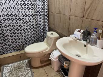 Se vende casa con patio en Goicoechea San José 26-726