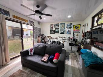 Casa Moderna de Una Planta en Piedades con Estudio Independiente y Jardines Amplios