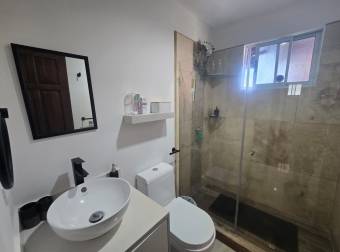 Venta de casa de una planta, hermosa, remodelada en Condominio, Hdia