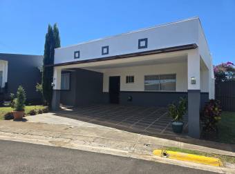 Venta de casa de una planta, hermosa, remodelada en Condominio, Hdia