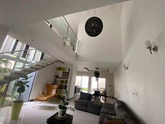 Casa con espaciosa con patio ideal para familia y mascotas #24-119 GS