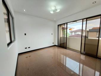 Se vende casa con jardín en Ulloa Heredia 26-1076