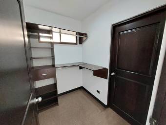 Se vende casa con jardín en Ulloa Heredia 26-1076