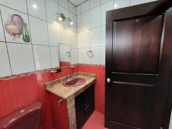 Se vende casa con jardín en Ulloa Heredia 26-1076